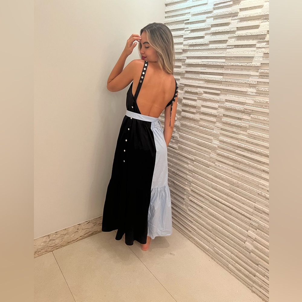 Stunning long dress with a beautiful bicolor design and an open back.